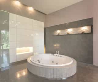 Ein modernes Badezimmer mit Badewanne | Handwerk Leverkusen Sanitär das Qualitätsnetzwerk