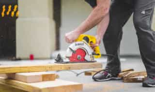 Person schneit Holz mit einer Kreissäge - Einmalige Effizienz im Handwerk-Leverkusen-Netzwerk
