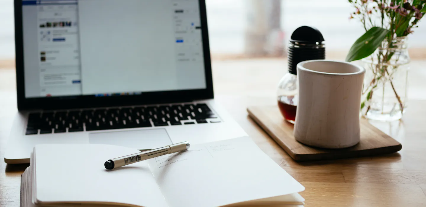 Handwerk-Leverkusen: Unser Blog - Ein Schreibtisch mit Laptop, Notizen und einer Tasse Tee