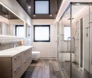 Blick auf ein modernes Badezimmer mit Regendusche | Handwerk Leverkusen Sanitär das Qualitätsnetzwerk