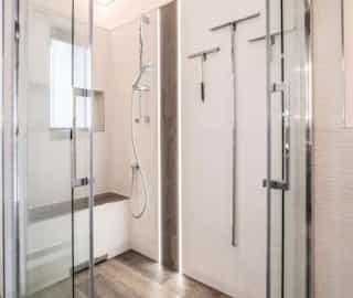 modernes Badezimmer mit Holzboden | Handwerk Leverkusen Sanitär das Qualitätsnetzwerk