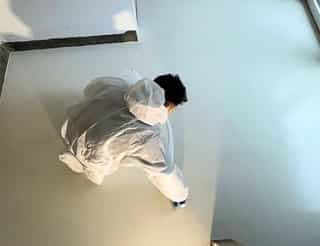 Ein Mitarbeiter streicht den Boden | Handwerk Leverkusen