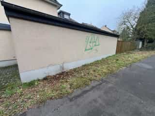 Wand mit Graffiti vorher