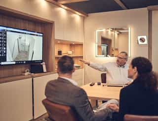 Mitarbeiter berät zwei Personen | Handwerk Leverkusen